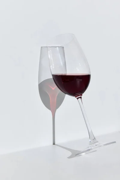 ガラスは 白を背景に壁の近くに立って おいしい 高品質の赤ワインでいっぱい 伝統的な味 アルコール ワインの劣化 ワイン製造の概念 — ストック写真
