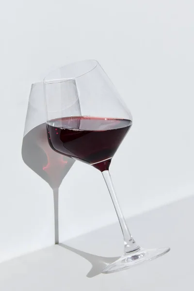 Tradycyjny Smak Szkło Wypełnione Pysznym Wysokiej Jakości Czerwonym Winem Stojące — Zdjęcie stockowe