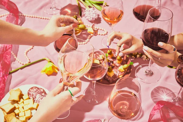 休日の会議 ピンクの質感の背景に赤とローズワインとガラスで女性の手 前菜とテーブルクロス ワインの劣化 お祝い ワイン造りの概念 — ストック写真