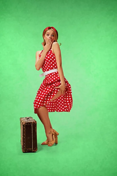 Coquette Podróżuje Ładny Ładny Młoda Dziewczyna Czerwonym Stylowej Sukience Pozowanie — Zdjęcie stockowe