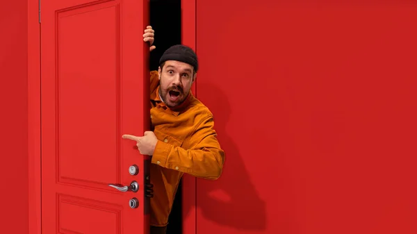 Надзвичайно Щасливий Чоловік Вусами Виглядає Червоними Дверима Вказує Позитивним Збудженням — стокове фото