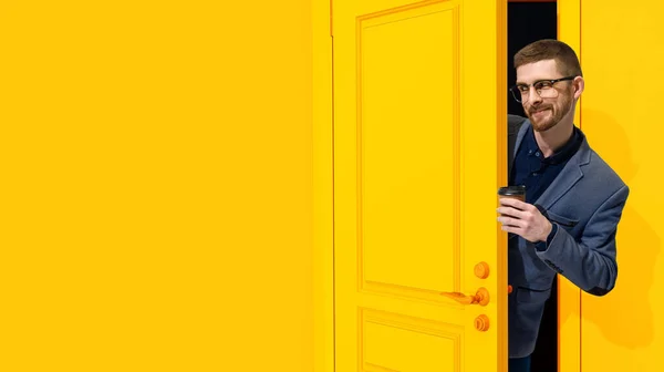 Веселий Усміхнений Стильний Чоловік Формальному Одязі Бізнесмен Шукає Жовті Двері — стокове фото