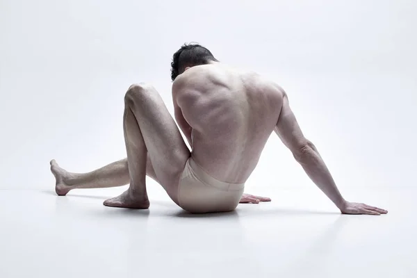 无名氏形象的无上衣男人与宽慰 强壮的身体 背对着内裤白色工作室的背景 男性身体美学 男性美 力量的概念 — 图库照片