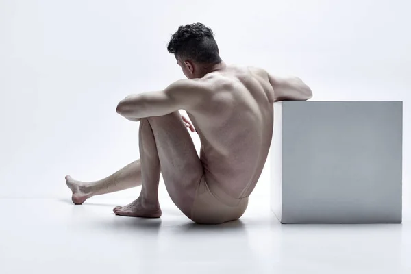 Muž Reliéfem Svalnatý Silný Tvar Těla Sedí Pózuje Bez Trička — Stock fotografie