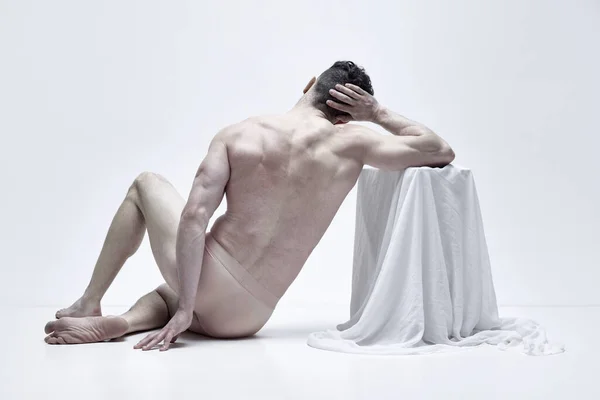 Achteraanzicht Portret Van Gespierde Shirtloze Man Zittend Ondergoed Poserend Als — Stockfoto