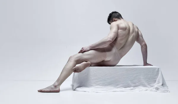 Svalnatý Muž Reliéfem Silné Tělo Záda Pózovat Bez Trička Póze — Stock fotografie