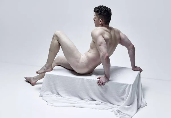 Bellezza Naturale Ritratto Uomo Muscoloso Seduto Posa Posa Statuaria Senza — Foto Stock