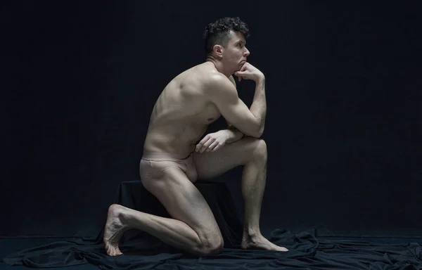 Filozofický Pohled Portrét Pohledného Zralého Svalnatého Muže Pózujícího Bez Trička — Stock fotografie