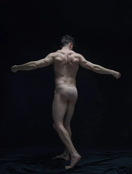 全长肖像英俊的无上衣男子与肌肉 宽慰身体的姿势与黑色工作室的背景 男性身体美学 男性美 雕像的概念 — 图库照片