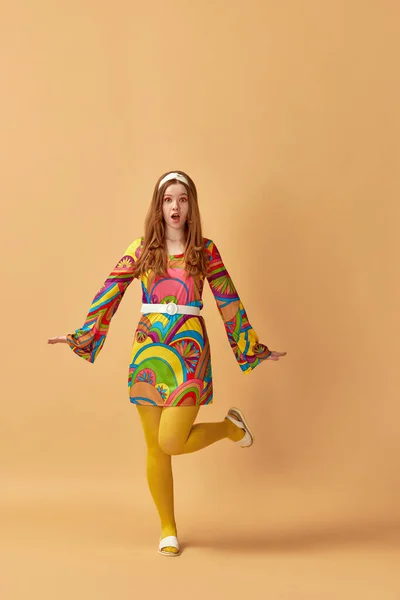 Pełnowymiarowy Portret Pięknej Młodej Kobiety Stylowych Kolorowych Ubraniach Pozujących Pomarańczowym — Zdjęcie stockowe