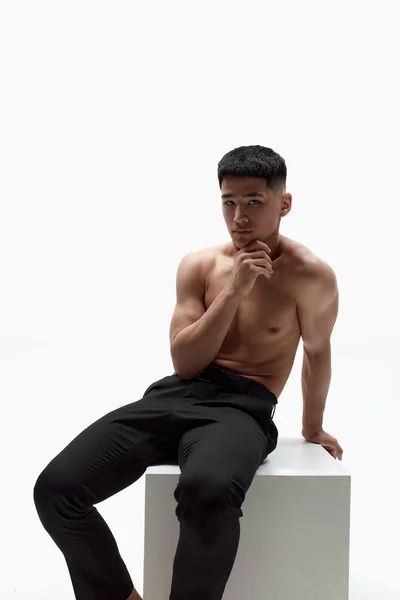 Portret Muskularnego Przystojnego Młodego Azjatyckiego Mężczyzny Pozującego Bez Koszulki Spodniach — Zdjęcie stockowe