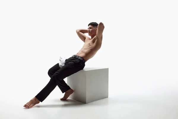 Relaxace Pohoda Svalnatý Pohledný Asijský Mladý Muž Pózující Bez Trička — Stock fotografie