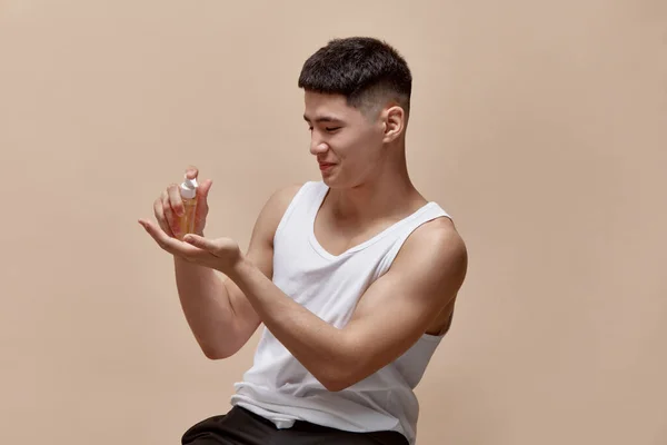 Retrato Joven Guapo Con Cuerpo Musculoso Cuidando Piel Aplicando Suero —  Fotos de Stock