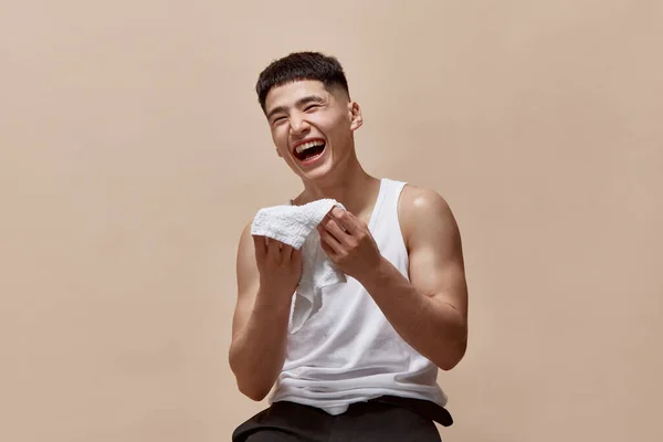 Πορτρέτο Του Όμορφου Νεαρού Άνδρα Χαρούμενα Γελώντας Ποζάροντας Σκουπίζοντας Πρόσωπο — Φωτογραφία Αρχείου