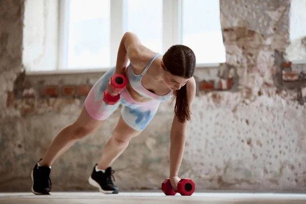Sportliches Junges Mädchen Mit Schlankem Kräftigem Körpertraining Das Plankenstellung Steht — Stockfoto