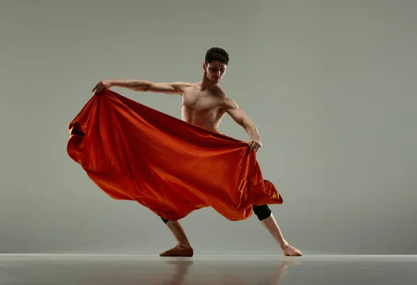 Immagine Dinamica Bello Artistico Giovane Ballerino Che Esibisce Con Tessuto — Foto Stock