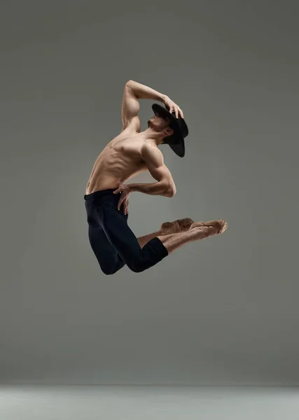 Jovem Bonito Com Corpo Muscular Dançando Chapéu Calças Fazendo Desempenho — Fotografia de Stock