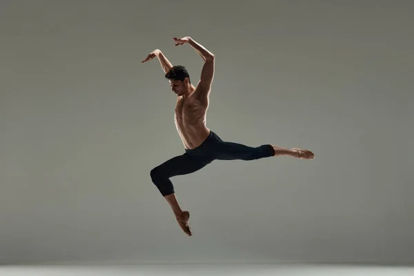Homem Bonito Novo Com Corpo Shirtless Muscular Dançarino Balé Fazendo — Fotografia de Stock
