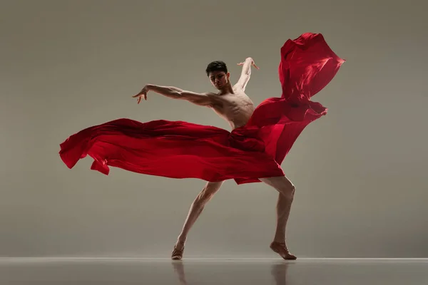Moderna Performance Balletto Giovane Bell Uomo Che Balla Con Tessuto — Foto Stock
