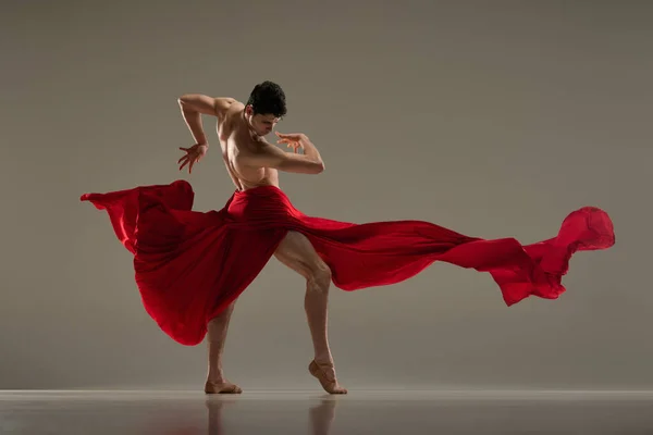 Styl Toreador Spektakl Baletowy Artystyczny Młodym Mężczyzną Tańczącym Czerwoną Tkaniną — Zdjęcie stockowe