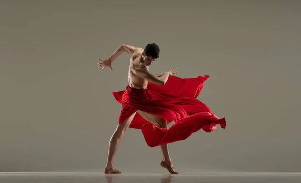 Классический Современный Балет Художественный Красивый Молодой Человек Танцор Выступающий Красной — стоковое фото