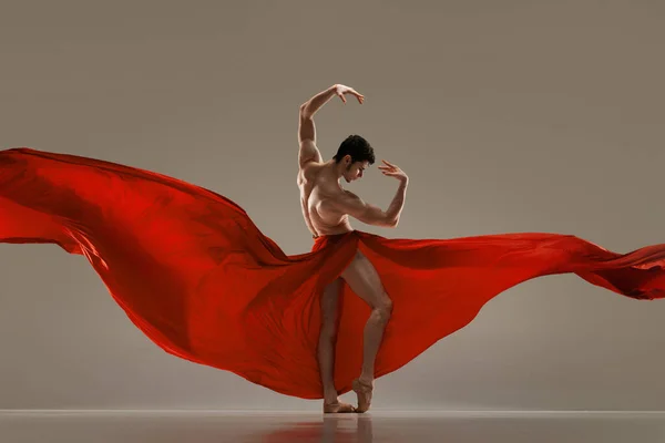Ballet Moderne Beau Jeune Danseur Ballet Masculin Jouant Avec Tissu — Photo