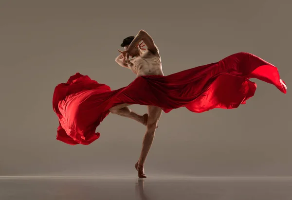 Bonito Homem Apaixonado Bailarino Balé Fazendo Desempenho Impressionante Com Tecido — Fotografia de Stock