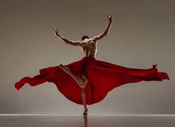 Utalentowany Występ Przystojny Facet Tancerz Baletowy Tańczący Czerwoną Jedwabną Tkaniną — Zdjęcie stockowe
