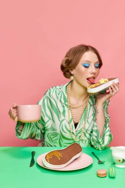 Stüdyonun arka planında tereyağlı waffle 'lardan bal yalayan güzel bir genç kız. Kahvaltı ve kahve. Yemek ve sanat fotoğrafçılığı. Retro stil kavramı, yaratıcı vizyon, hayal gücü.