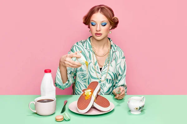 머리를 식사를 아리따운 아가씨는 분홍빛 배경에 버터와 뒤범벅 스타일의 창조적 — 스톡 사진