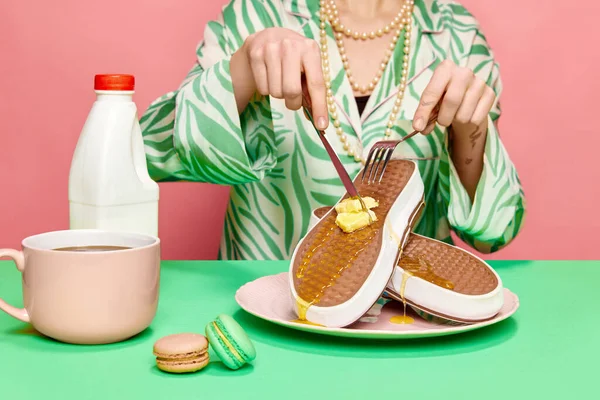 在粉红工作室背景下 运动鞋松饼与融化的黄油和蜂蜜的特写图像 早餐超现实艺术 食品流行艺术摄影 复古风格 创意视觉 想象力的概念 — 图库照片
