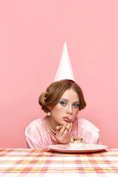 誕生日無表情の表情 ピンクのスタジオの背景にケーキの上に喫煙かなり若い女の子 フードポップアート写真 レトロなスタイル 創造的なビジョン 想像力 美しさ ファッションの概念 — ストック写真