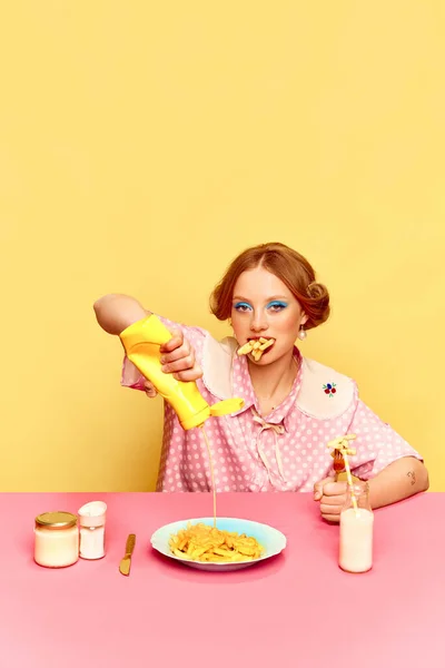 Pyszności Piękna Młoda Dziewczyna Jasnym Makijażem Frytki Jeść Wielu Musztardy — Zdjęcie stockowe