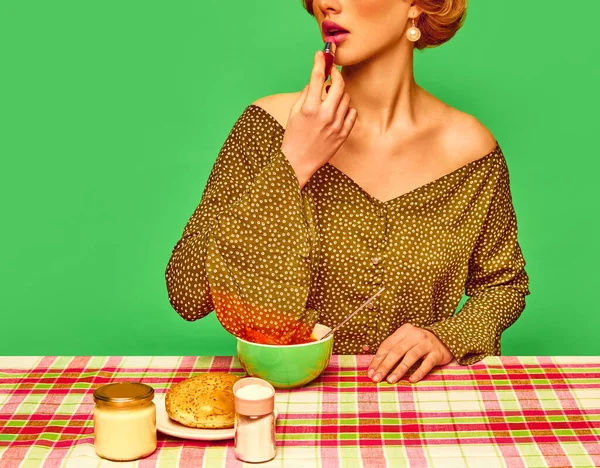 おっと 口紅を塗る少女の作物のイメージ 夕食を持っています 緑のスタジオの背景に袖のIntobezabelスープを入れて フードポップアート写真 レトロなスタイル 創造的なビジョンの概念 — ストック写真