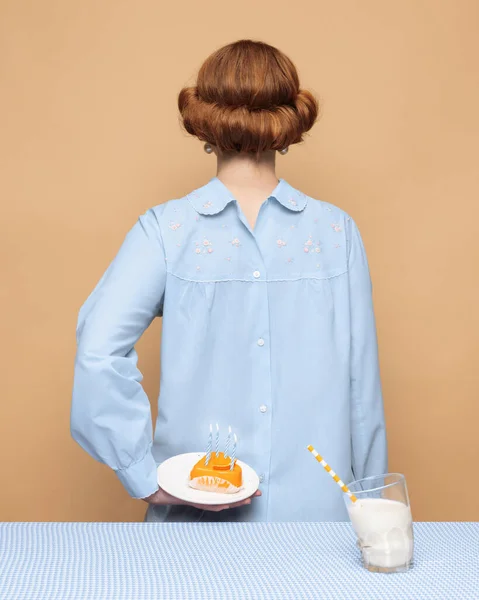 Modaya Uygun Saç Stili Olan Elinde Mumlarla Doğum Günü Pastası — Stok fotoğraf