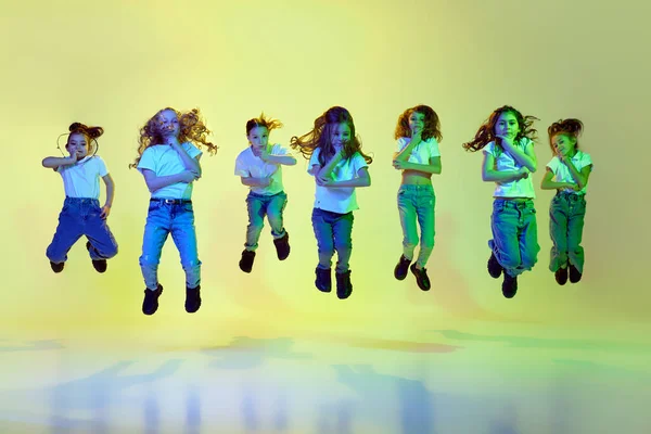 Виступ Маленькі Дівчата Діти Повсякденному Спортивному Одязі Танцюють Стрибаючи Фоні — стокове фото