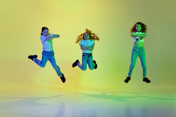Drei Aktive Kleine Mädchen Springen Kinder Tanzen Lässiger Kleidung Vor — Stockfoto