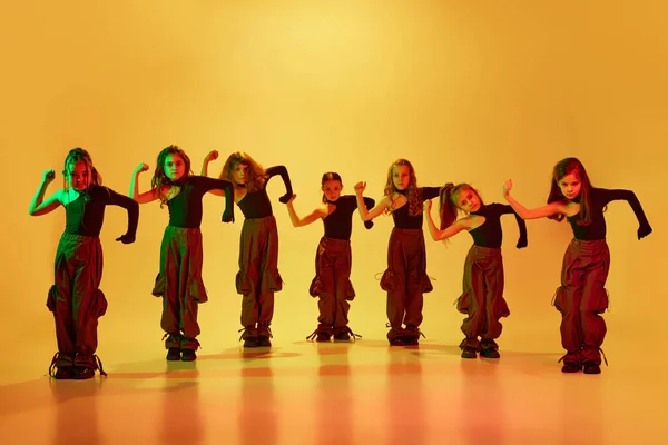 Groep Getalenteerde Kinderen Autistische Kinderen Stijlvolle Kleding Dansen Het Uitvoeren — Stockfoto