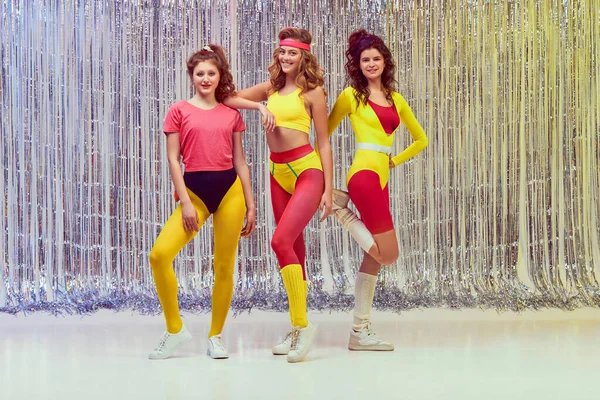 Drei Junge Sportliche Frauen Farbenfroher Sportbekleidung Gelben Und Pinkfarbenen Leggings — Stockfoto