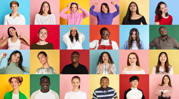 由不同年龄 性别和国籍的男女青年组成的学院 微笑着 多彩的背景 情感概念 人权与平等 — 图库照片