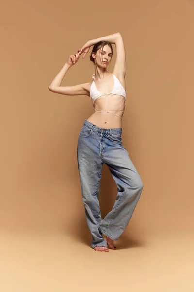 Retrato Menina Bonita Jovem Com Corpo Slim Fit Posando Jeans — Fotografia de Stock