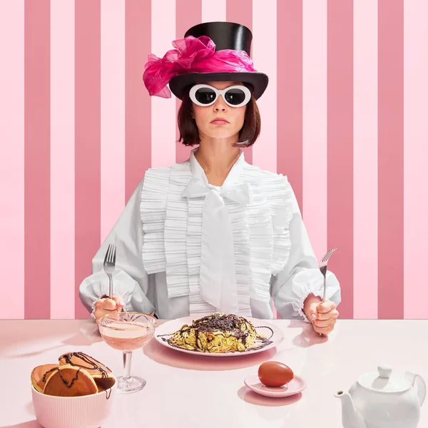캐릭터가 원통형 모자와 안경을 포크를 초콜릿 소스와 스파게티를 장면을 창조성 — 스톡 사진
