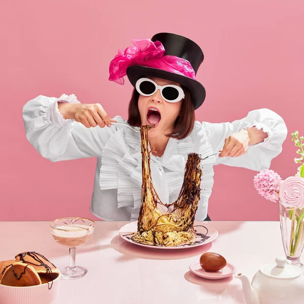 Comedor Apaixonado Mulher Emotinal Chapéu Cilindro Óculos Comendo Espaguete Com — Fotografia de Stock