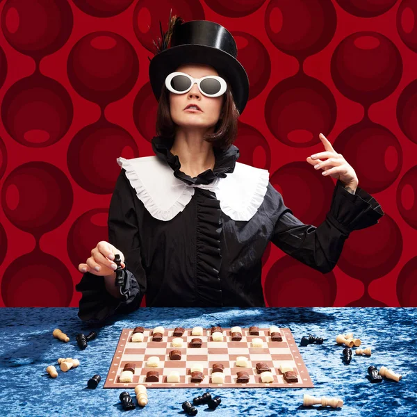 Senhor Chocolate Mulher Elegante Chapéu Cilindro Óculos Sol Jogando Xadrez — Fotografia de Stock