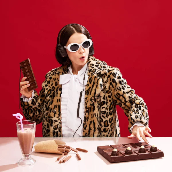 Chocolade Station Vrouw Met Een Stijlvolle Zonnebril Een Jas Met — Stockfoto