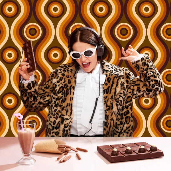 Chocolate Station Woman Stylish Sunglasses Animal Print Coat Playing Music — Stock Photo, Image