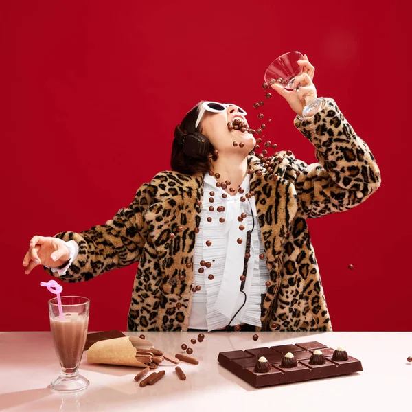 선글라스와 프린트 코트를 감정적 파티에 참여하는 음악을 연주하고 배경에 초콜릿을 — 스톡 사진