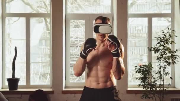 强壮的肌肉男 身强体壮 戴着Vr眼镜 在家里练拳击 带着在线课程 体育生活方式 身体和保健 健康概念 — 图库视频影像