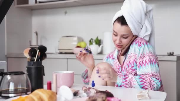 Młoda Kobieta Siedząca Rano Kuchni Prysznicu Piżamie Szykująca Się Gadanie — Wideo stockowe