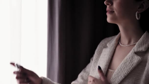 Snygg Ung Affärskvinna Formella Kläder Med Pärla Tillbehör Halsband Och — Stockvideo